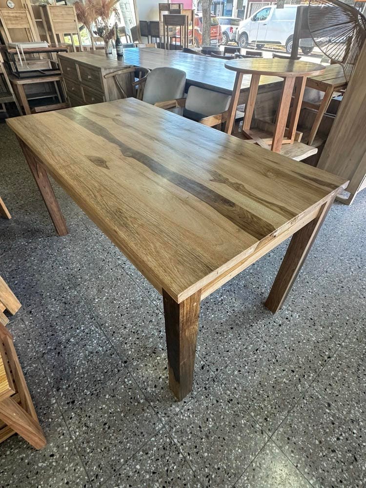 Mesa Petiribi Maciza con base diseño en "C" robusto y natural para ambientes cálidos - Imagen 5