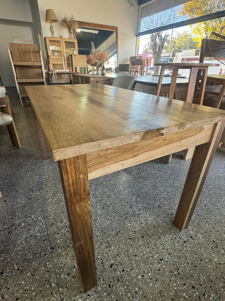 Mesa Petiribi Maciza con base diseño en "C" robusto y natural para ambientes cálidos - Imagen 6