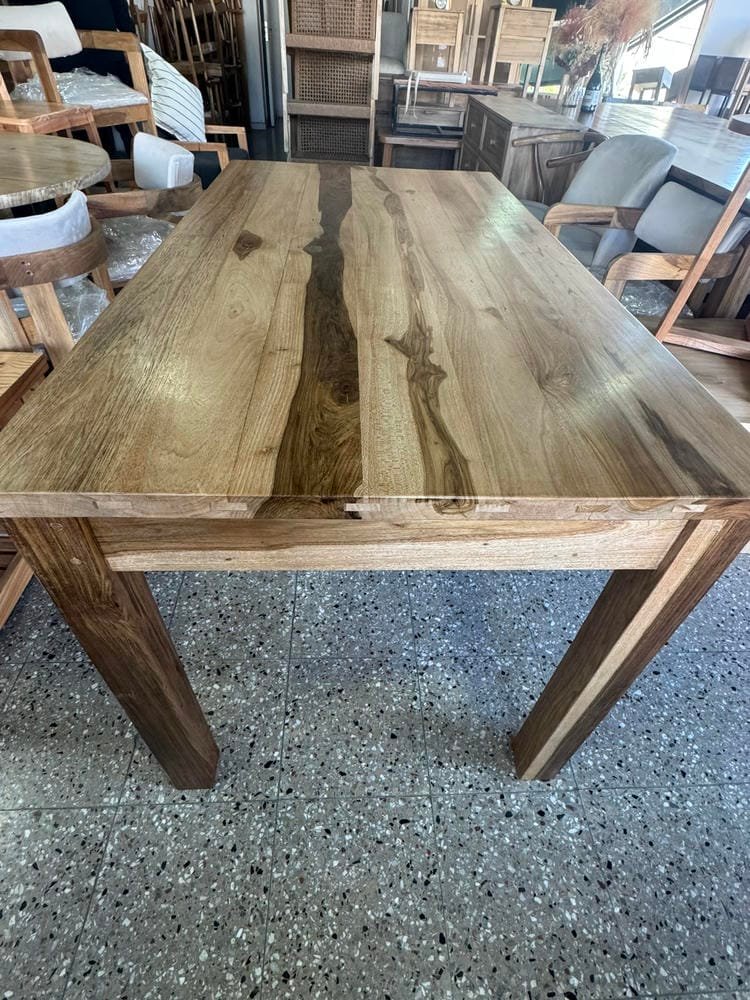 Mesa Petiribi Maciza con base diseño en "C" robusto y natural para ambientes cálidos - Imagen 7
